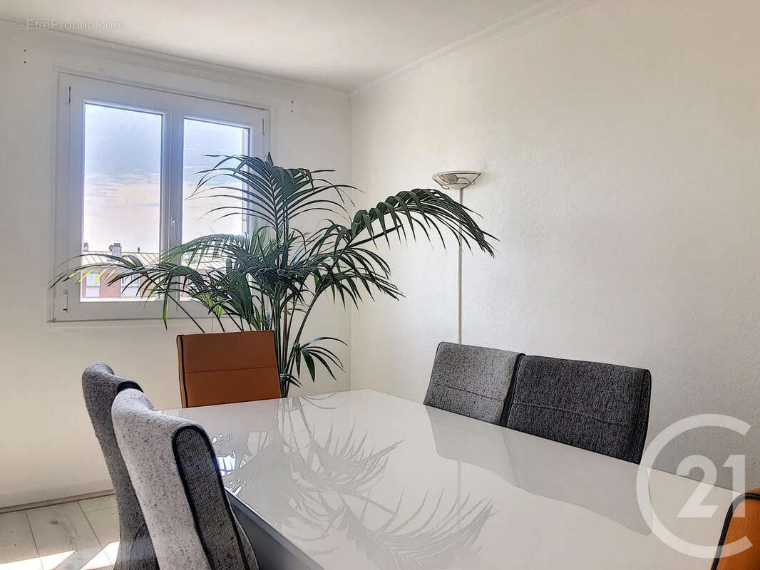 Appartement 76 m² à Saint-Julien-Les-Villas  - photo 4
