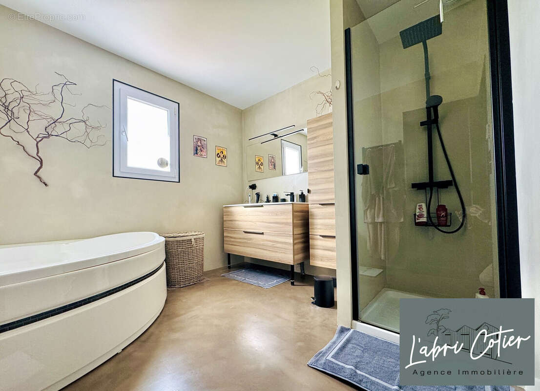 Salle de bains / douche - Maison à GRAND'LANDES