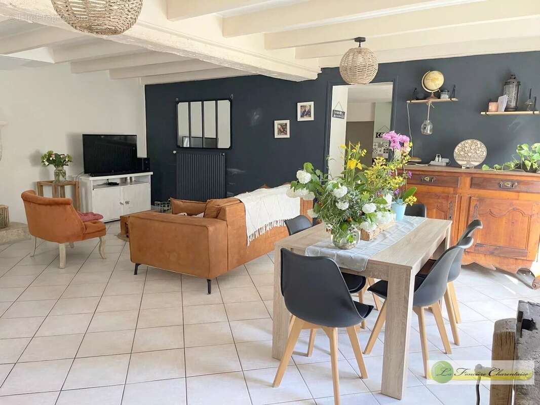 Maison à AIGRE