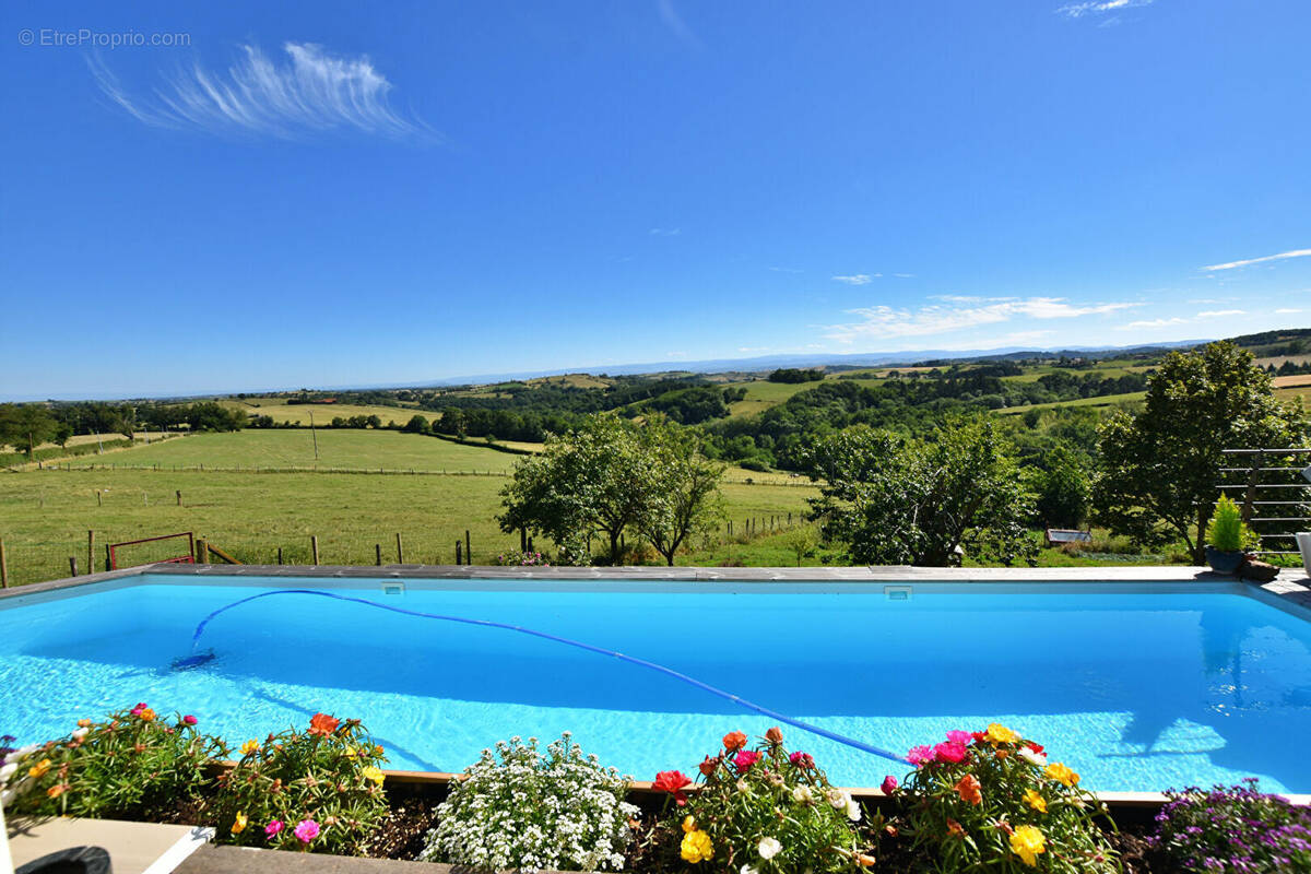 Maison à SAINT-PRIEST-LA-ROCHE