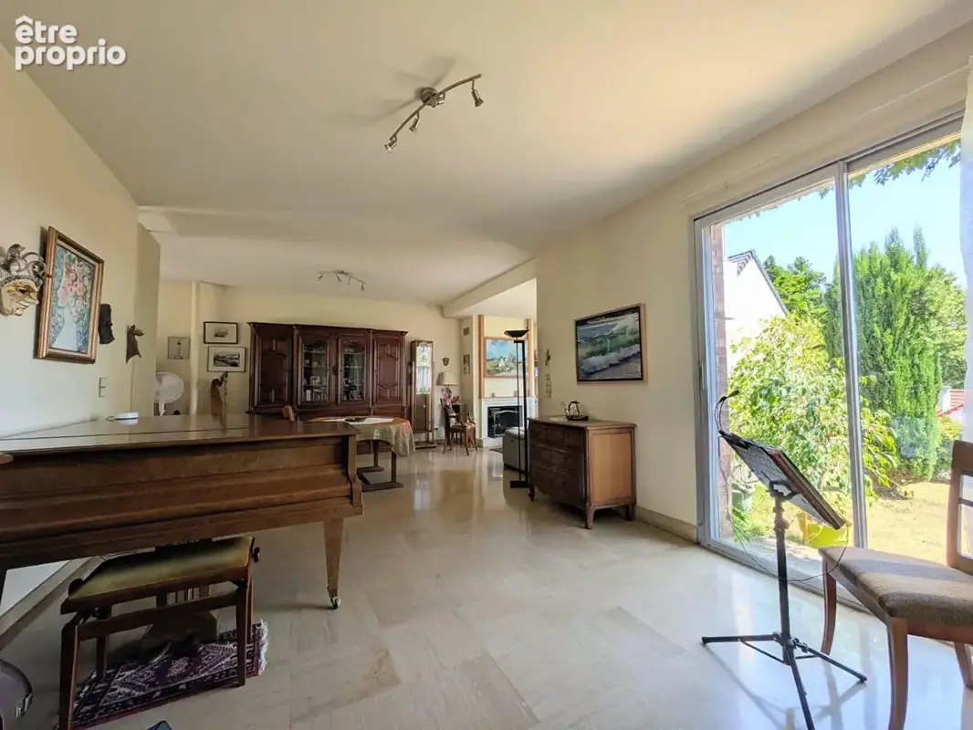 Maison d'architecte familiale de 170 m² avec jardin, terrasses et double garage dans un quartier résidentiel recherché - photo 2