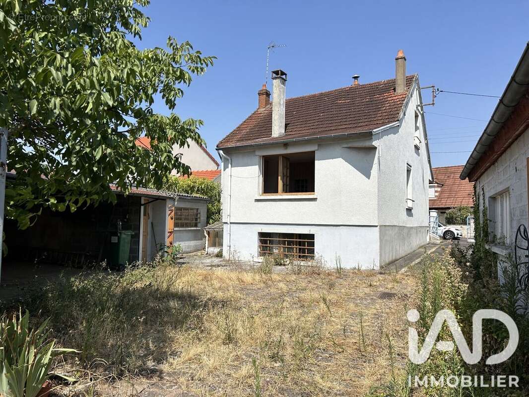 Maison 100 m² à Saint-Jean-De-La-Ruelle  - photo 2