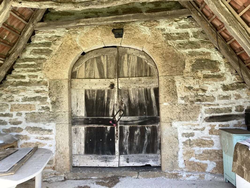 Unique dans le secteur de la vallée du Célé : magnifique ancienne ferme avec pigeonnier à rénover entièrement, située sur un ter - photo 13