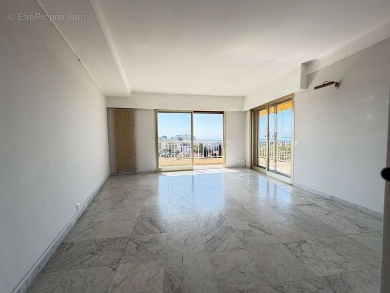  Exceptionnel - Appartement 3 pièces – Vue mer panoramique –parking et cave- Juan-les-Pins - photo 2