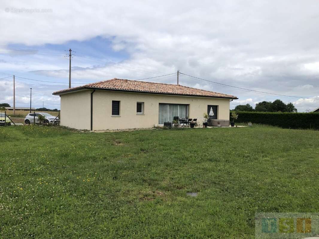 Maison de plain-pied récente sur terrain de 1827 m² - photo 2