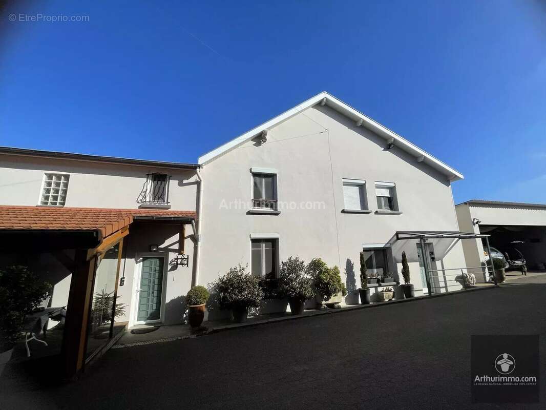 Commerce à LE COTEAU