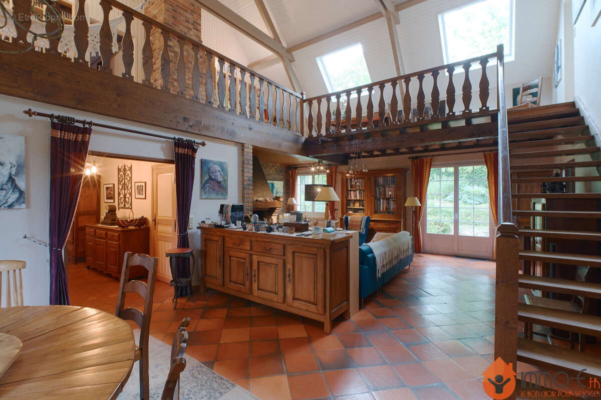 Maison à CONDE-SAINTE-LIBIAIRE