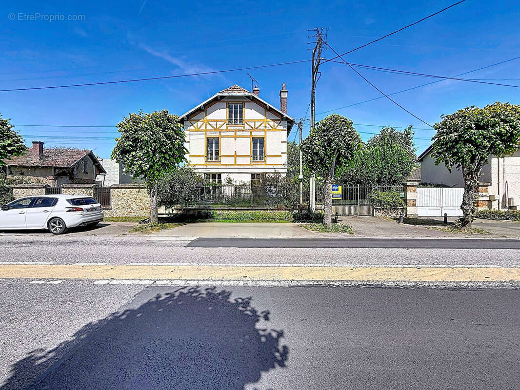Maison à NEAUPHLE-LE-CHATEAU