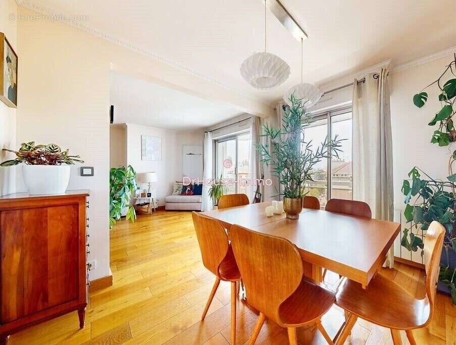 Appartement à LES LILAS