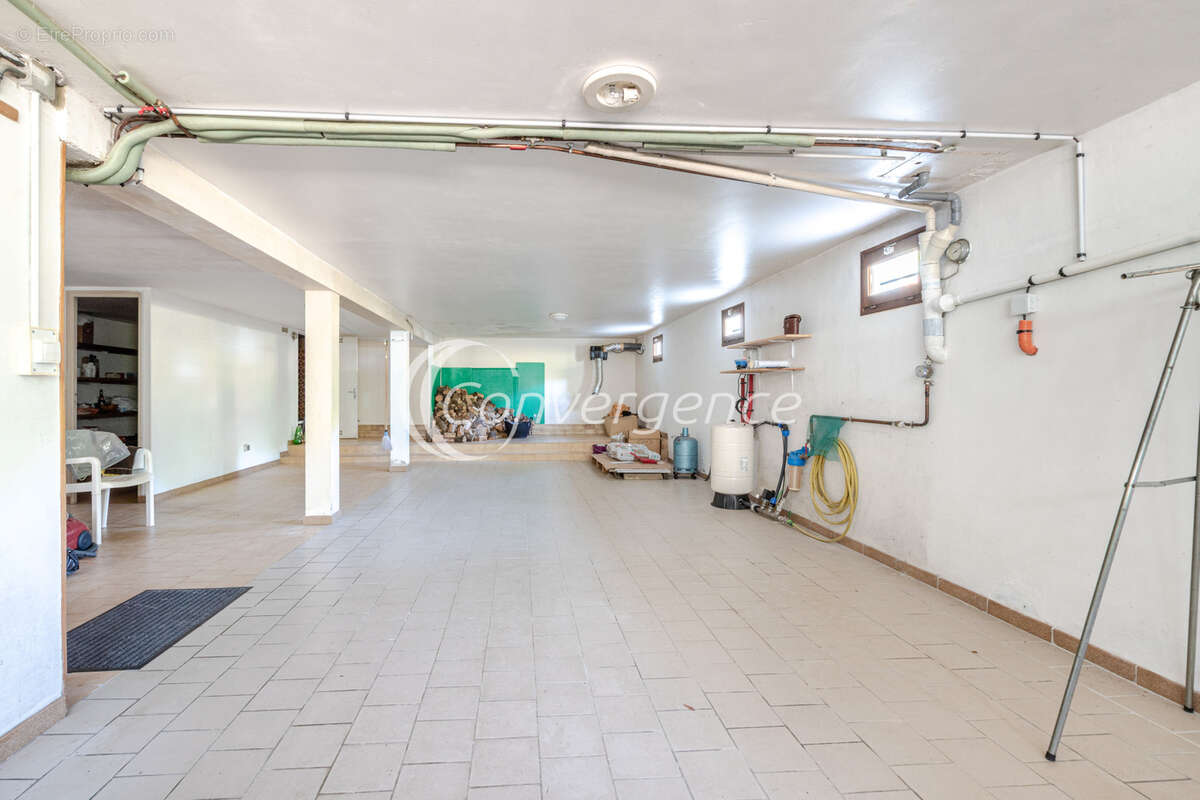 Maison de plain-pied de 105m2 avec garages, jardin et dépendances - photo 13