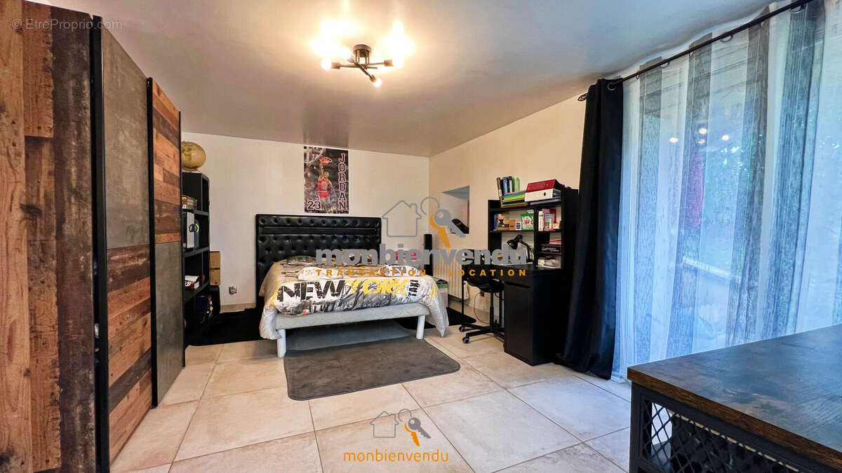 Maison à FREIX-ANGLARDS