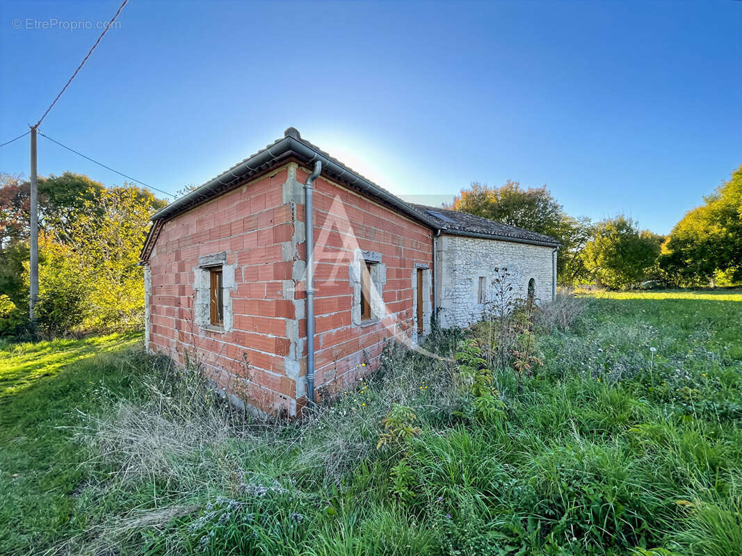 Maison à MONTAIGU-DE-QUERCY