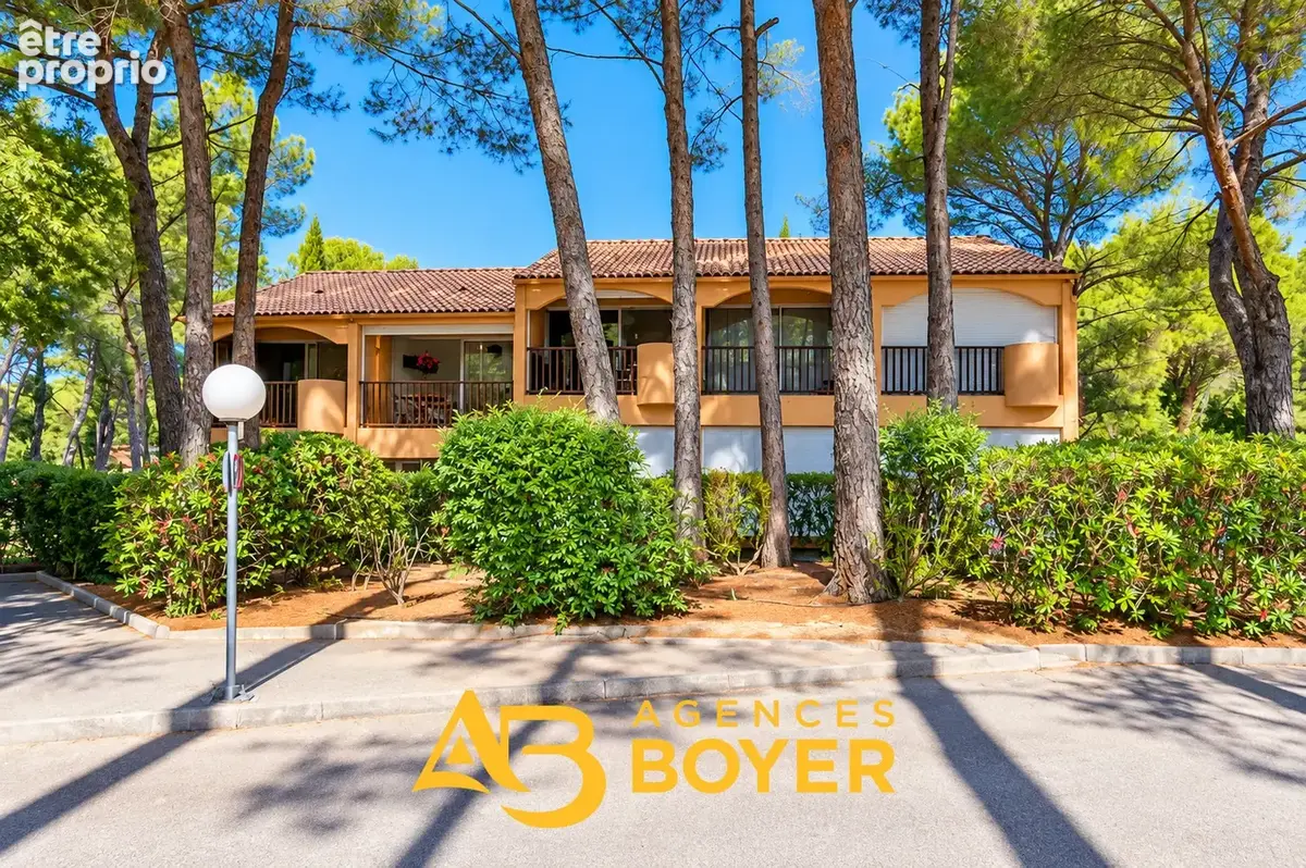 Studio rénové, terrasse de plain-pied, résidence avec piscine entre bandol et sanary. - photo 8