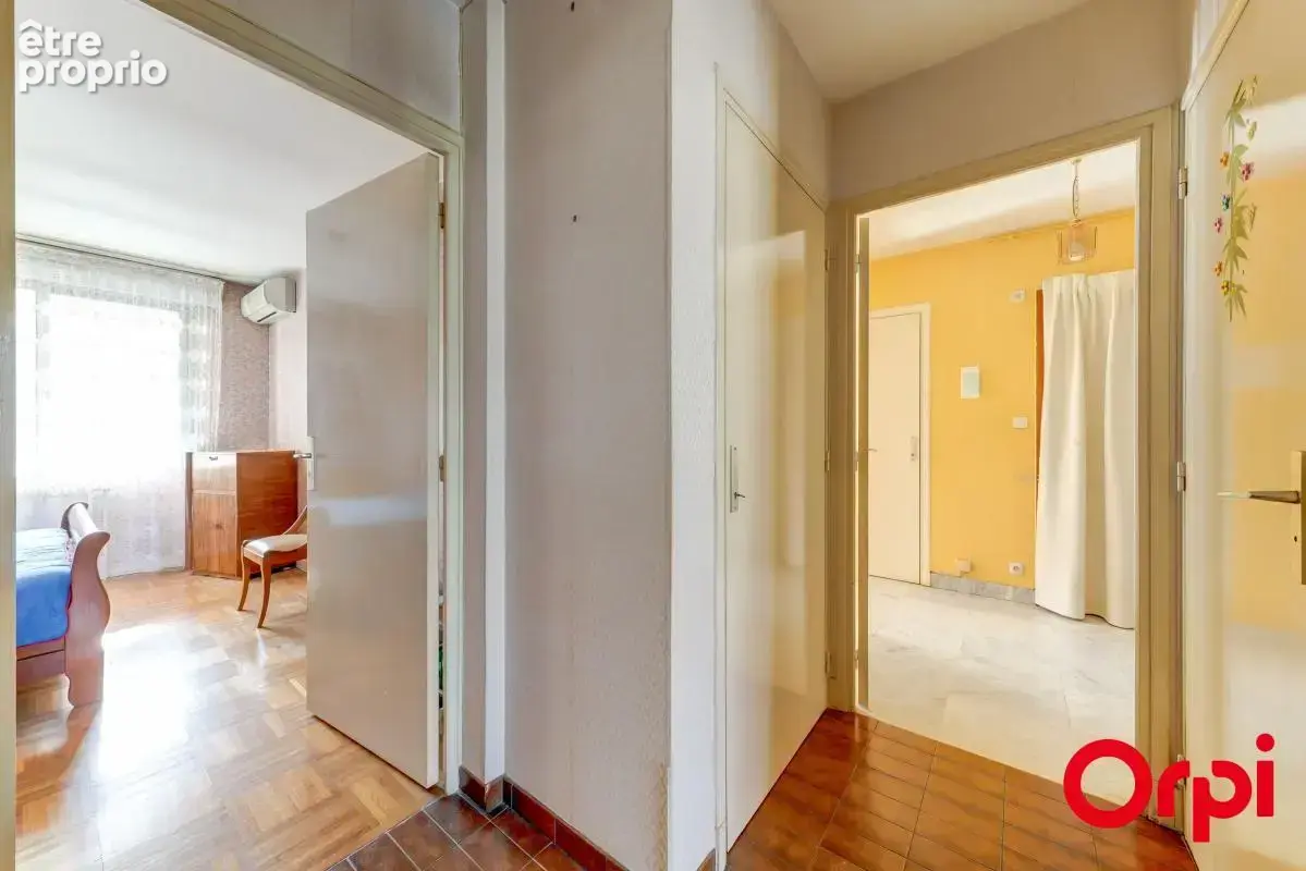 Appartement type 3 proche du Métro Cuire au calme - photo 8