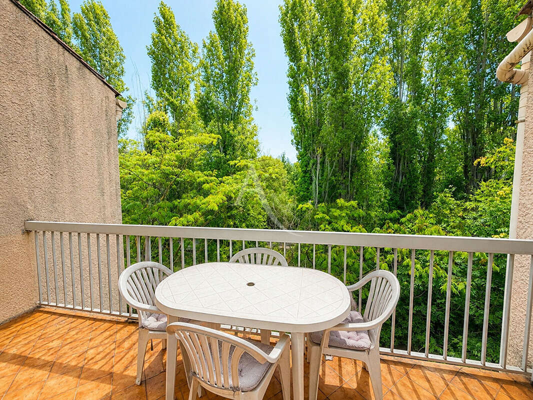 Appartement Marseille 2 pièces 51 m2 avec balcon côté jardin, dernier étage, cave et parking en supplément - photo 2