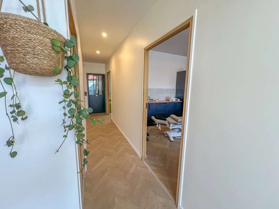 Commerce à LE MESNIL-SAINT-DENIS