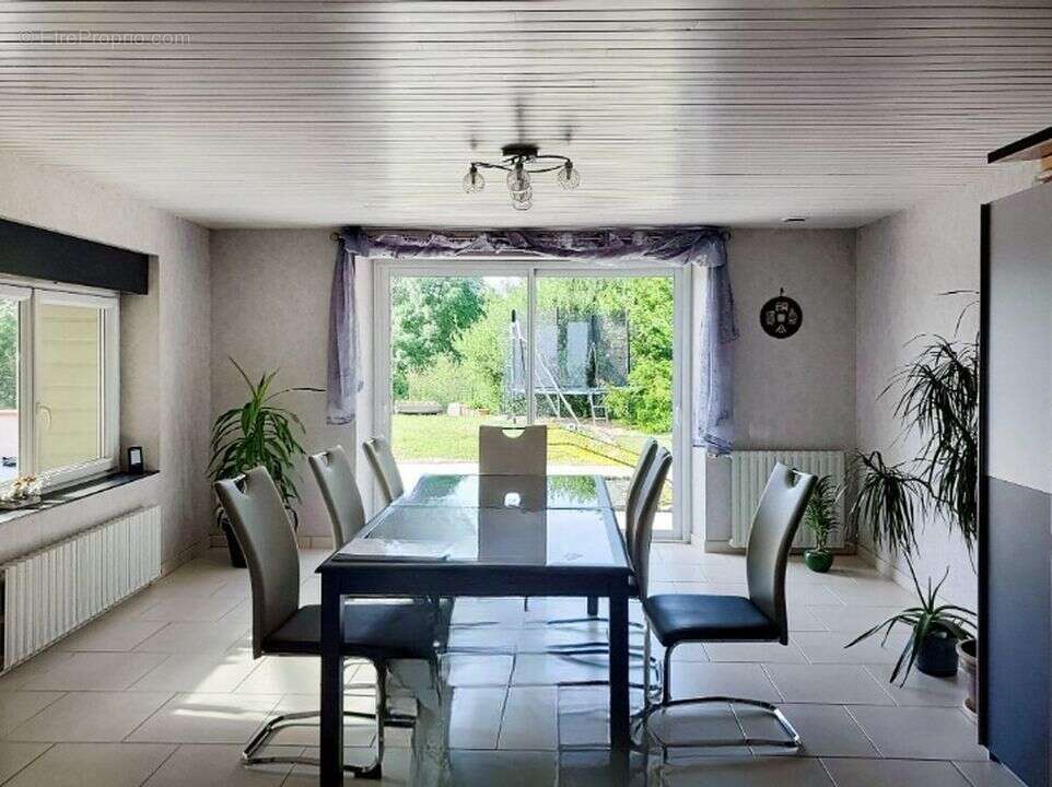 grande pièce de vie - Maison à BOTZ-EN-MAUGES