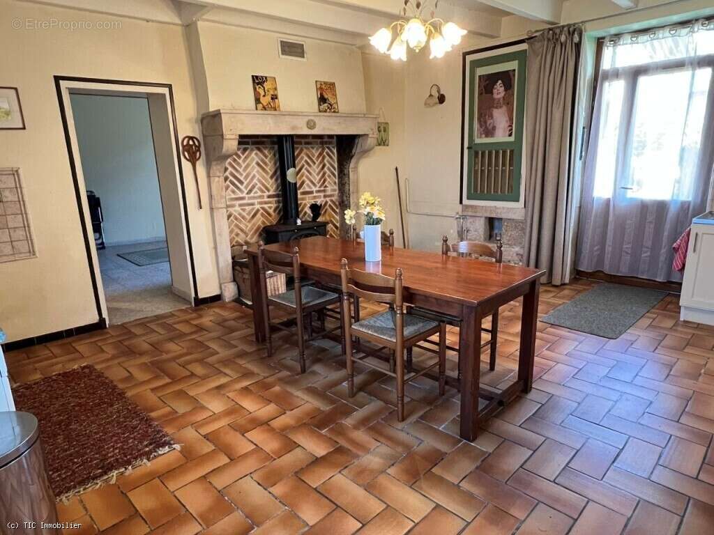 Maison de Campagne avec Dépendances 5 Minutes de Civray - photo 4