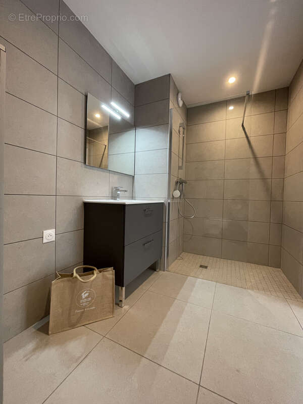 Appartement à LA TOUR-DE-SALVAGNY