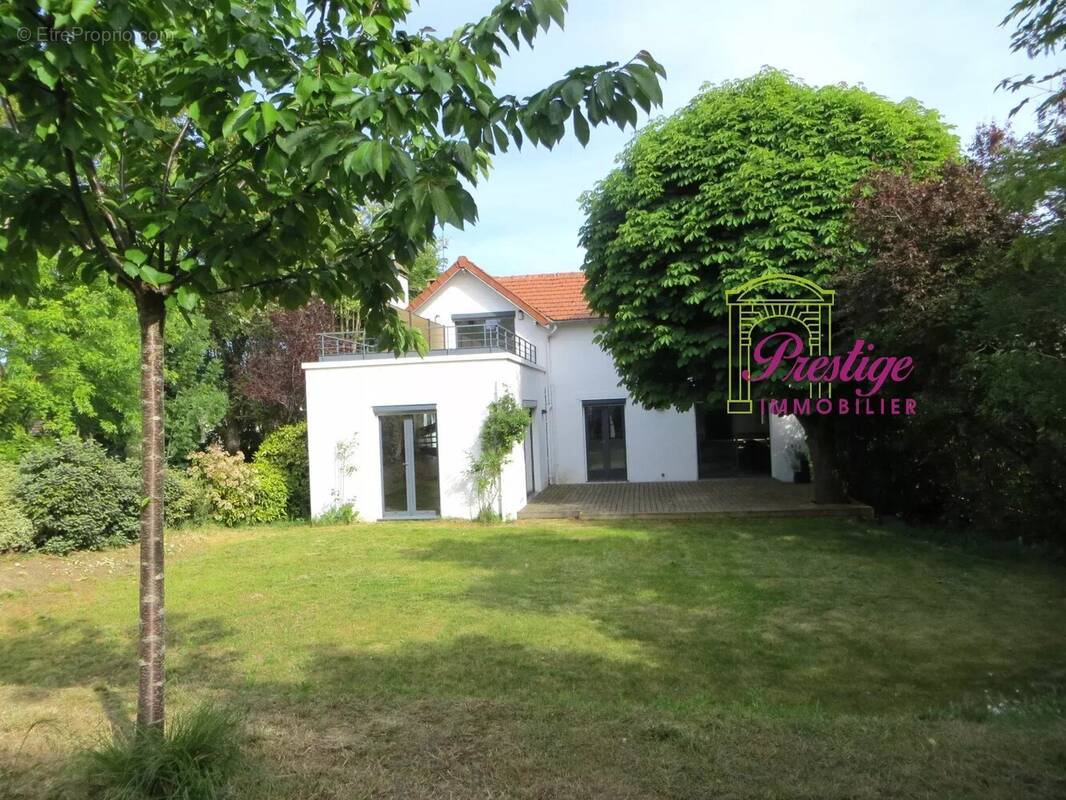 Maison à LE MESNIL-LE-ROI