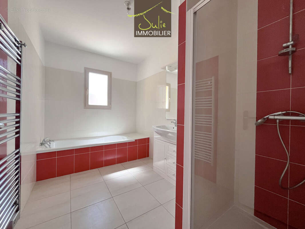 RARE - Plain-pied en centre ville de BRESSUIRE. 3 chambres. - photo 4