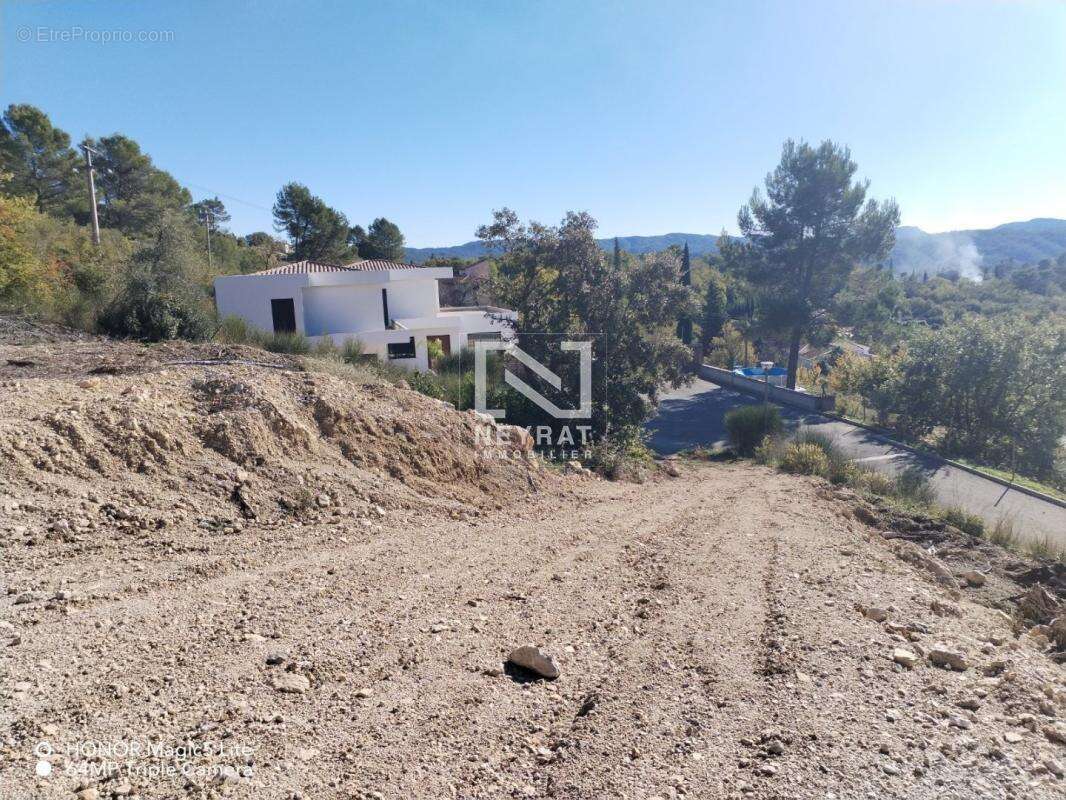 A VENDRE - Superbe terrain dominant avec permis de construire - photo 2