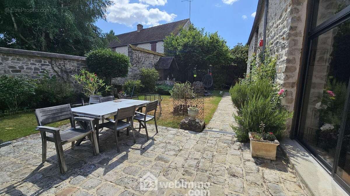 Voici la terrasse toute pavée sans vis à vis! - Maison à BARBIZON