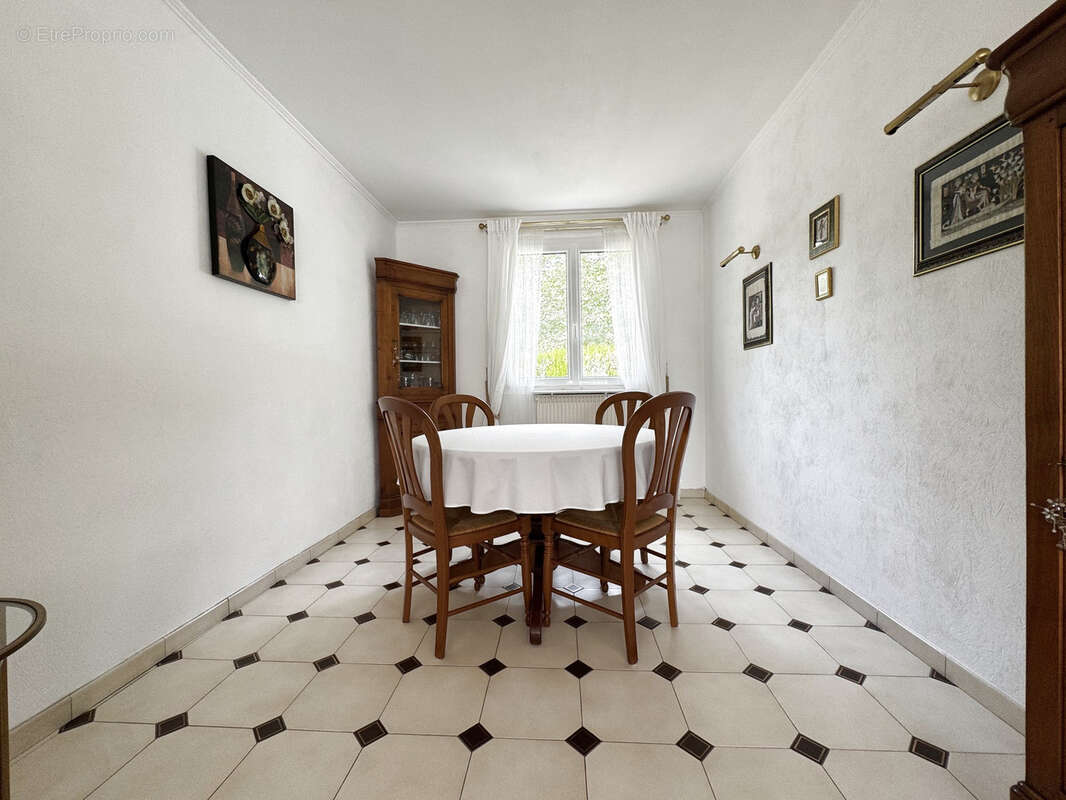 FOSSES maison individuelle élevée sur sous sol total et 509 m2 de terrain - photo 6