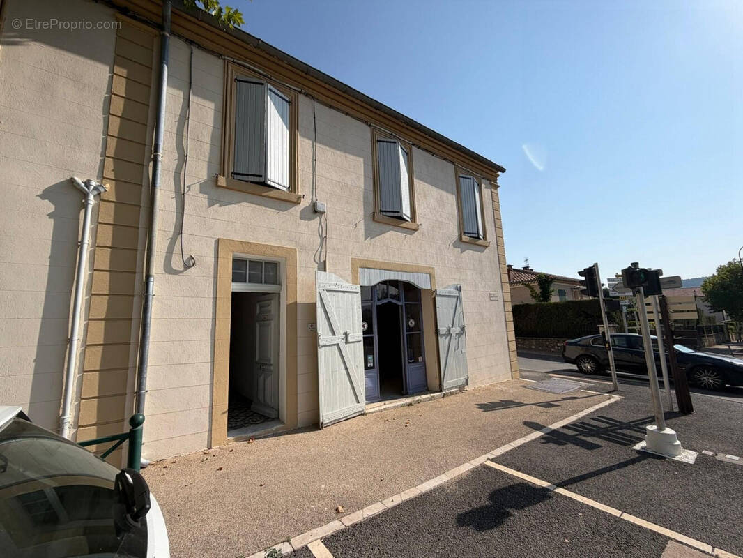 Commerce à VOLONNE