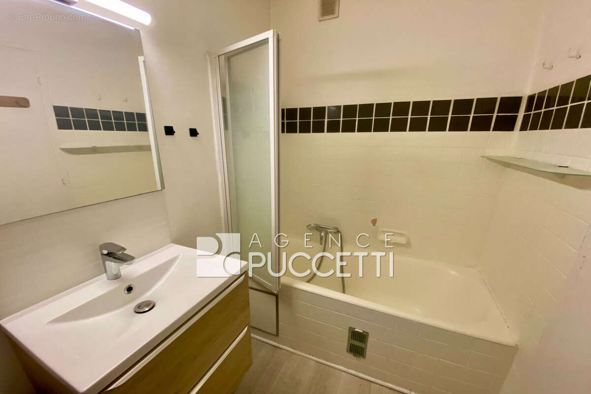 Appartement à GREOLIERES