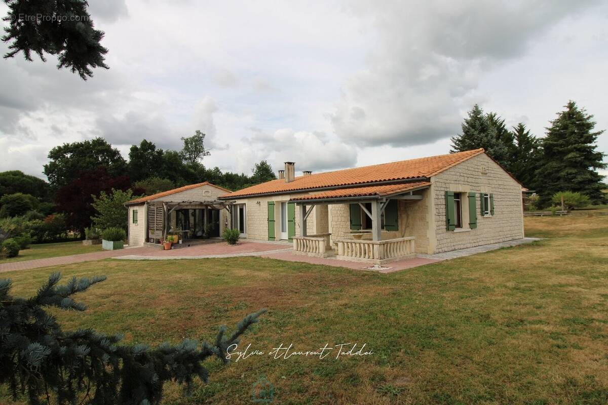 Maison à BAIGNES-SAINTE-RADEGONDE