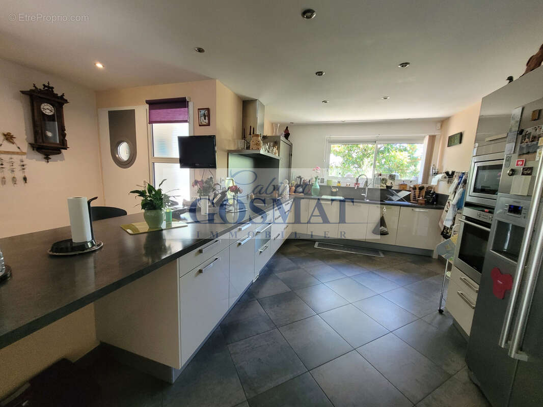 Maison plain pied de 177m2 avec piscine intérieure sur 3034m2 de terrain clos - photo 4