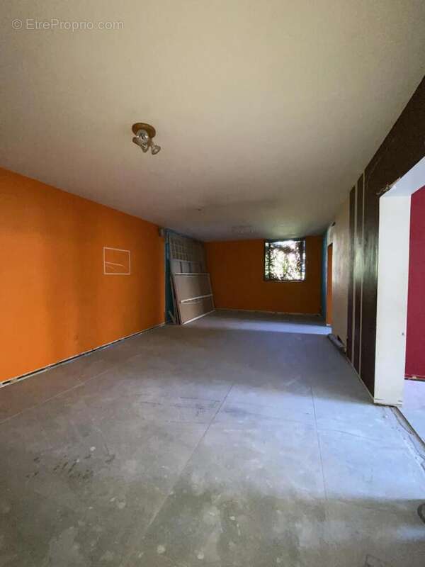 Exclu LE THILLOT Centre-ville : Dans un ensemble immobilier Un appartement à rénover sur 2 niveaux avec terrasse panoramique. - photo 3