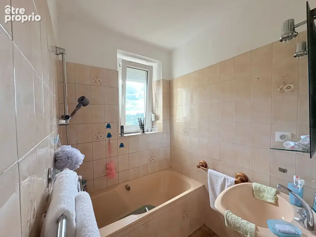FINISTÈRE: Scaër. Maison familiale de 3 chambres avec grenier aménageable et terrain clos de 989 m², au calme en impasse et à pi - photo 13