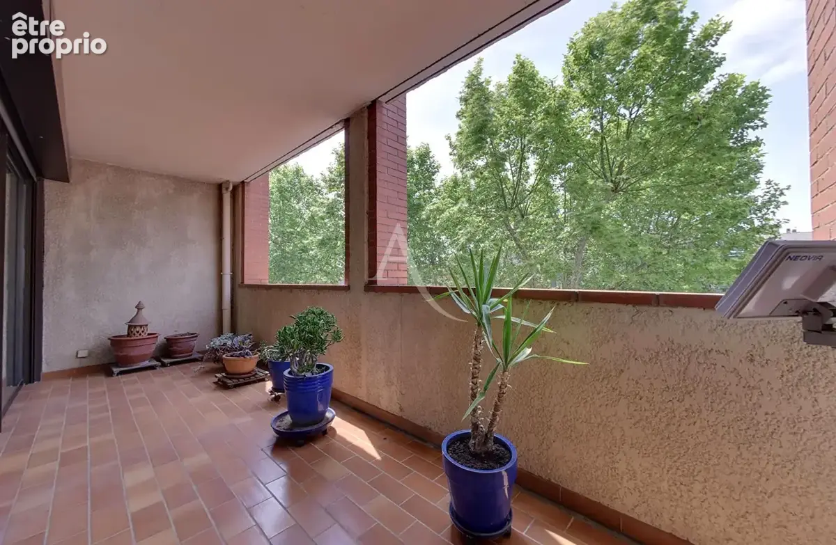 MONTAUBAN, centre ville, T4 traversant, ascenseur au palier, garage, loggia - photo 4