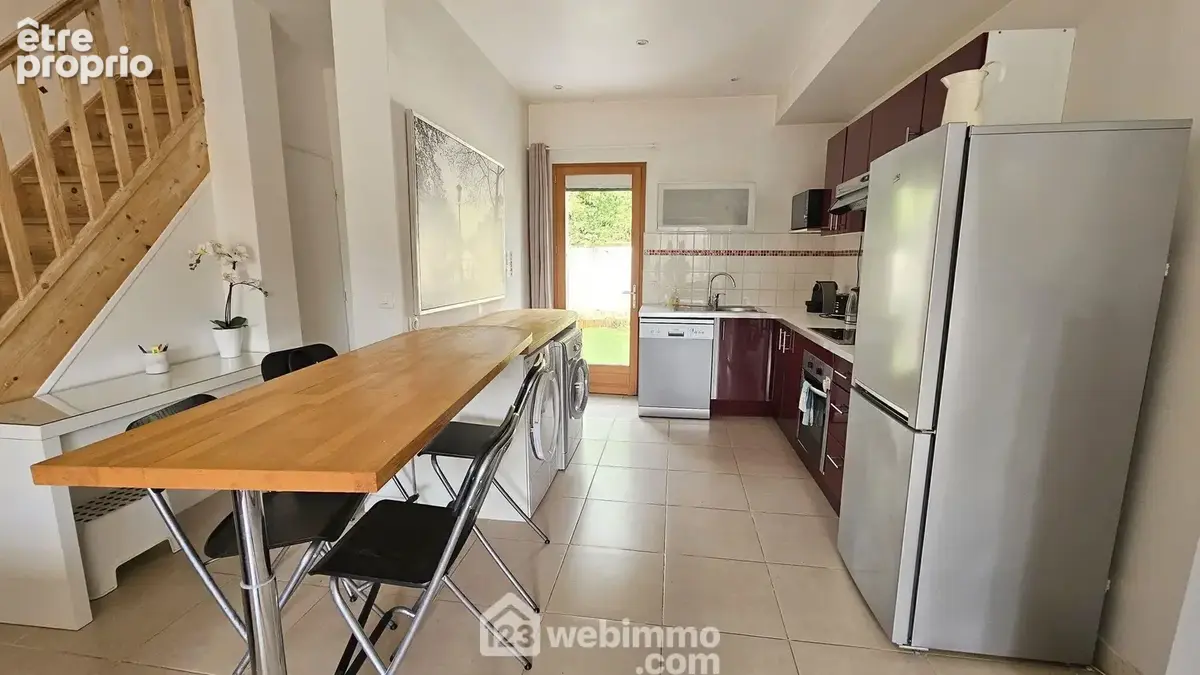 Une cuisine toute équipée de 7 m² très fonctionnelle.