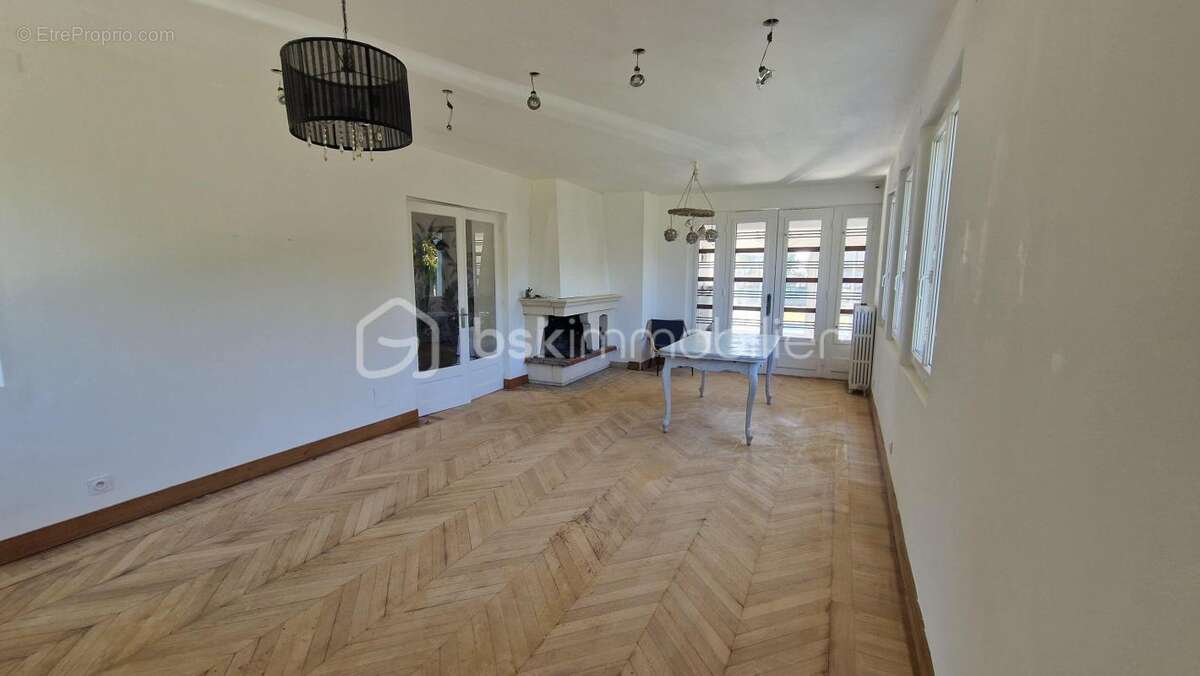  Découvrez ce charmant pavillon sur sous-sol d’environ 190 m²à Vergigny - photo 4