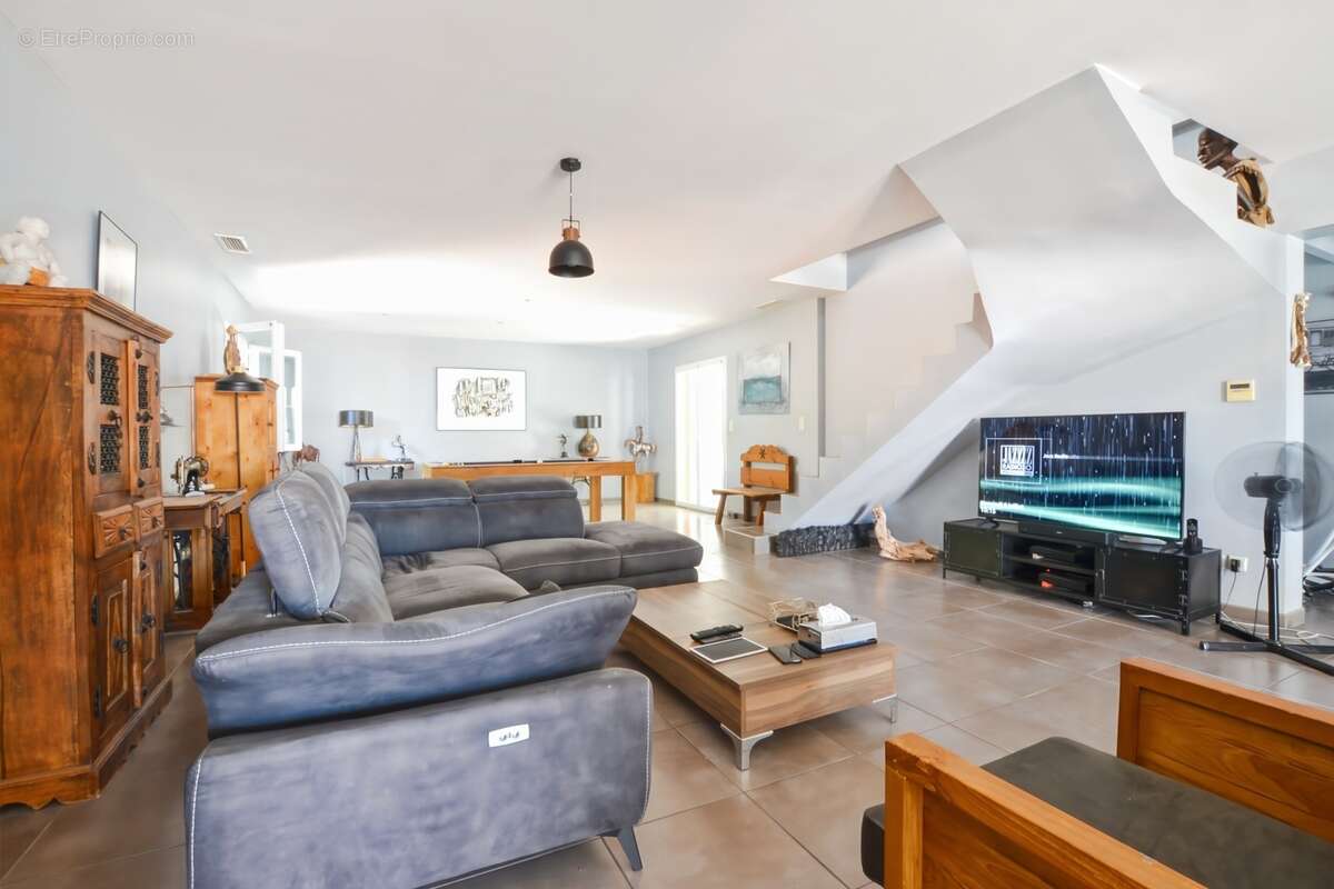 Montady – Maison familiale de 184 m² avec piscine et véranda - photo 3