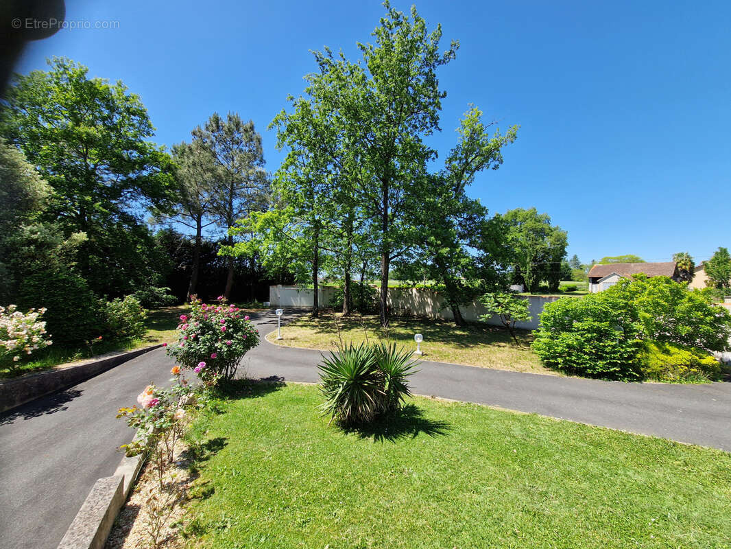 Proche Périgueux MAISON de PLAIN PIED 146 m2 avec 4 chambres / Grand garage / Grand terrain avec PISCINE. - photo 32