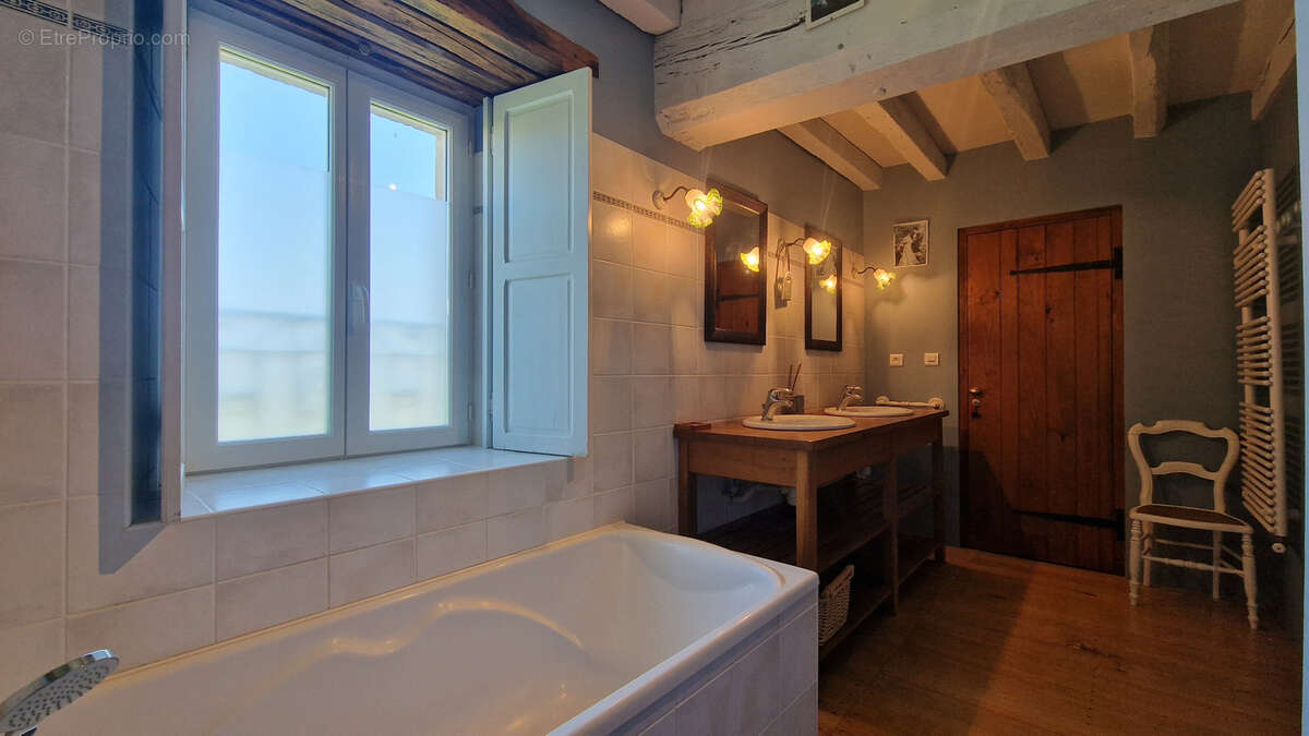 Maison à MONTMOREAU-SAINT-CYBARD