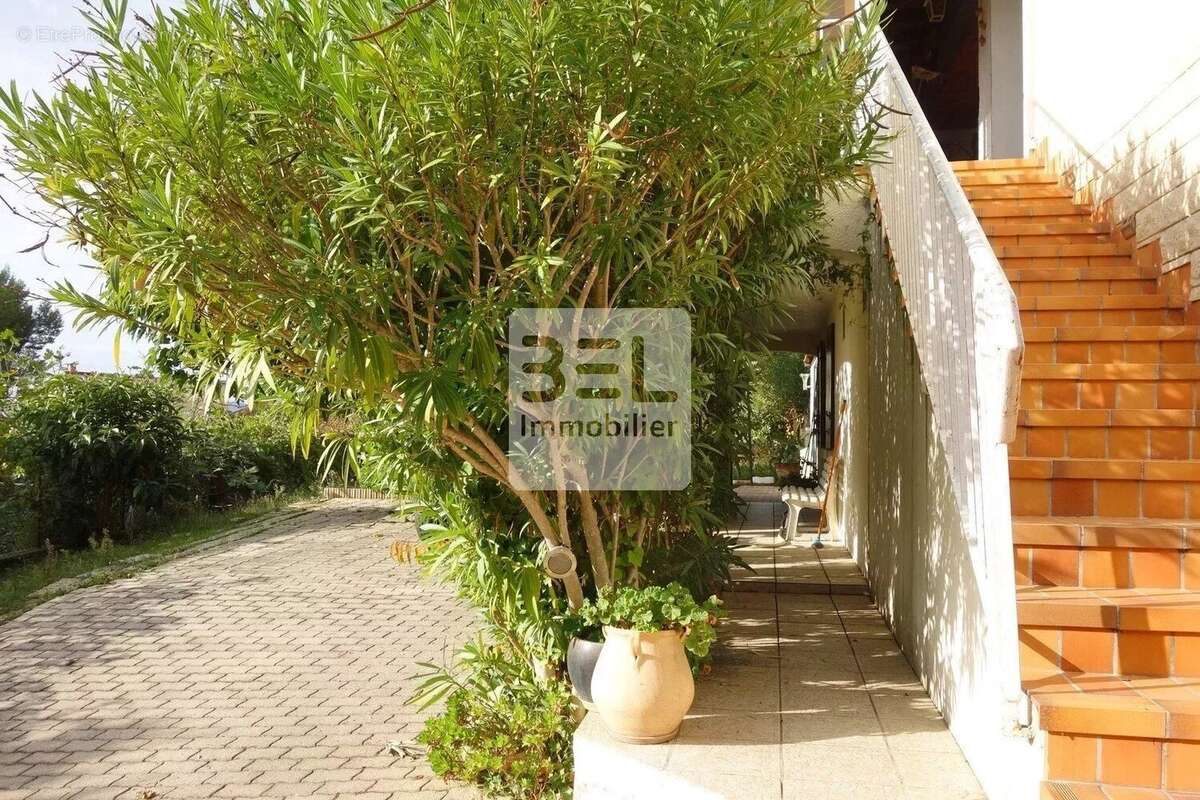 Maison à LAUDUN-L'ARDOISE