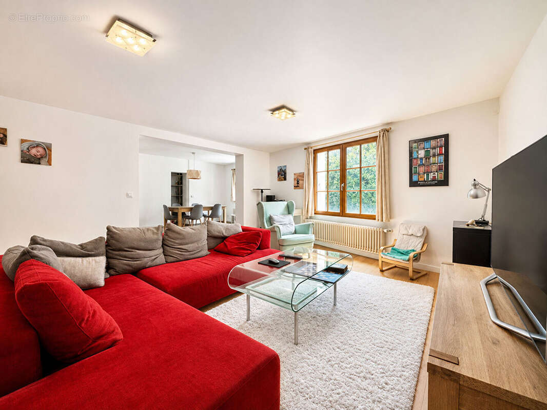 Collonges-sous-Salève à 215 m², 4 chambres et de beaux volumes aux portes de Genève. - photo 2