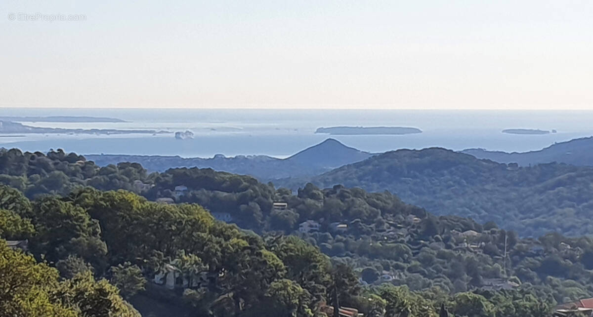 Terrain à LES ADRETS-DE-L'ESTEREL
