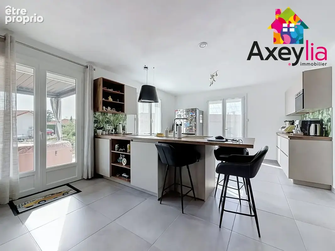 A vendre - commelle-vernay - maison  rénovée avec 5 chambres - photo 9