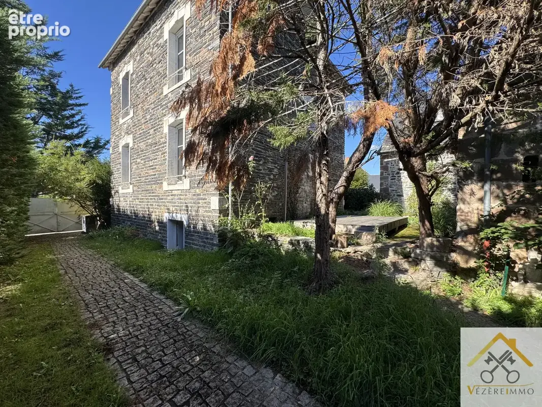 Maison bourgeoise en pierres en plein coeur de Saint Viance - photo 1