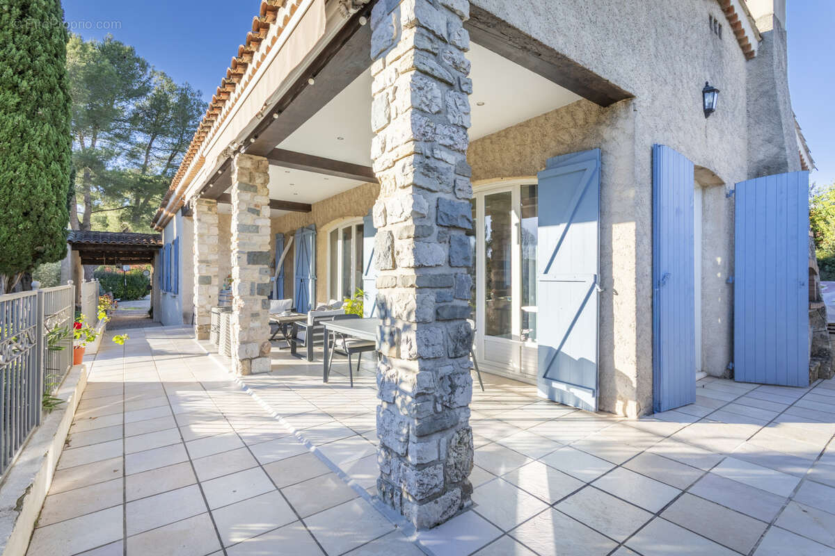 Maison à SIMIANE-COLLONGUE