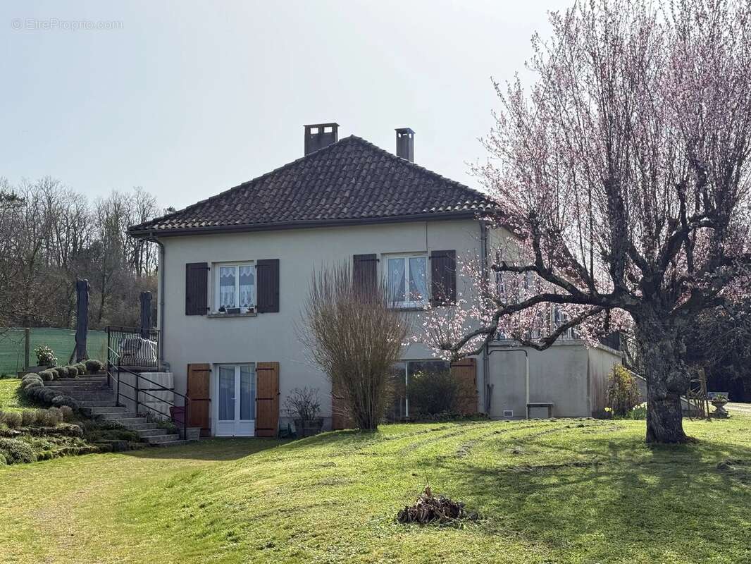 Maison à LA ROCHEBEAUCOURT-ET-ARGENTINE
