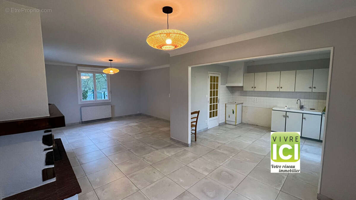 Maison à LA CHAPELLE-BASSE-MER