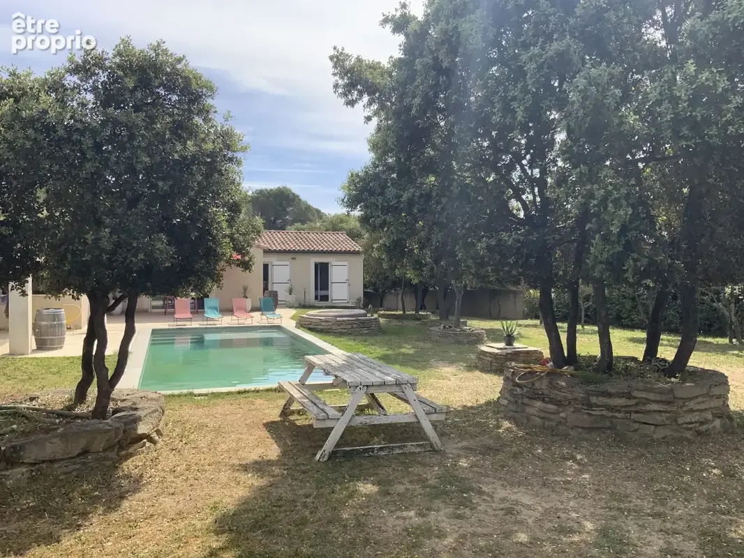 Villa de plain pied sur beau terrain arboré avec piscine. - photo 4