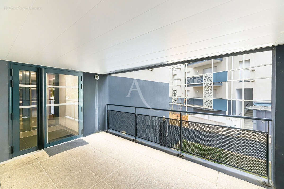 Investissez à Tours dans un T2 récent avec parking et locataire en place - photo 9